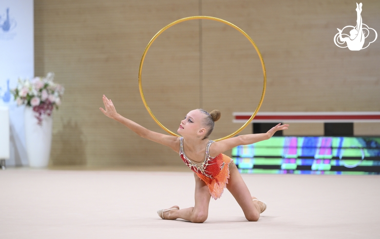 Полина Васильева во время упражнения с обручем