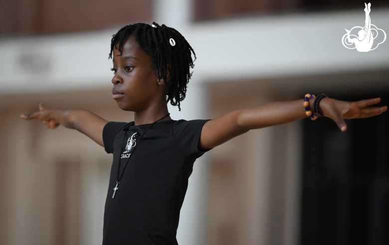 Гимнастка Нкенко-Сита Давина Шансельви во время занятия на сборах в Академии