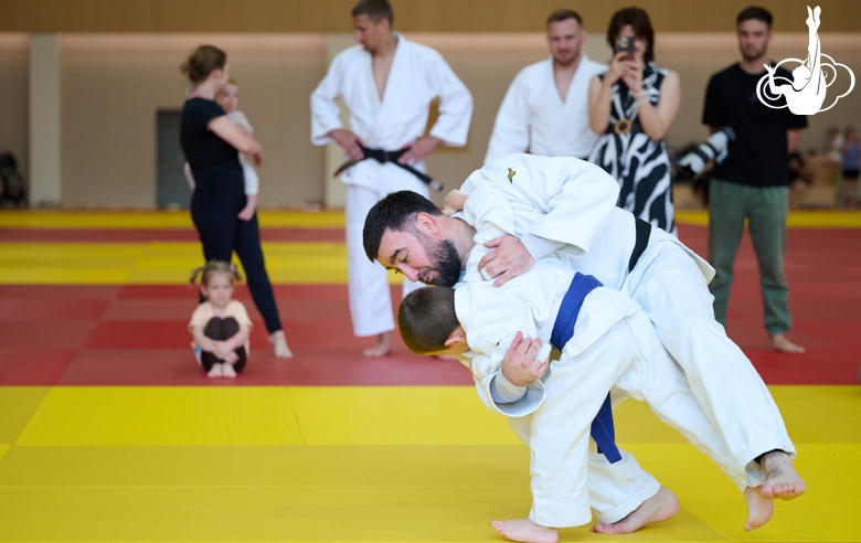 Олимпийский чемпион 2012 года Мансур Исаев с участником фестиваля дзюдо