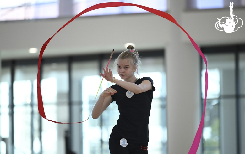 Александра Борисова во время упражнения с лентой
