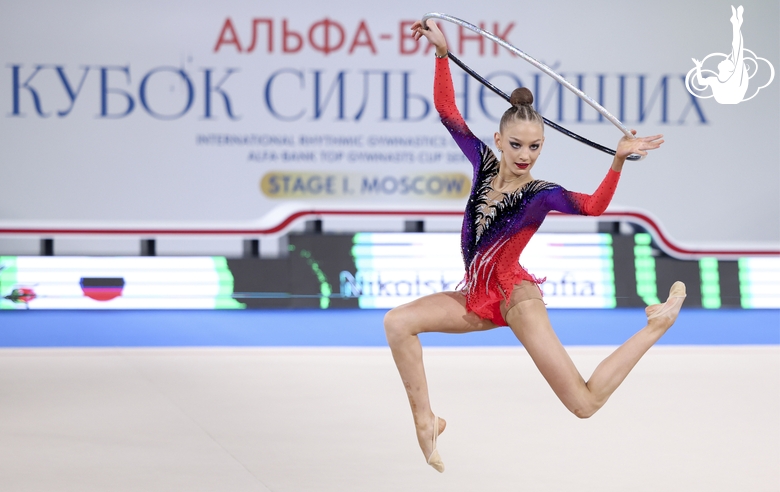 София Никольская во время упражнения с обручем