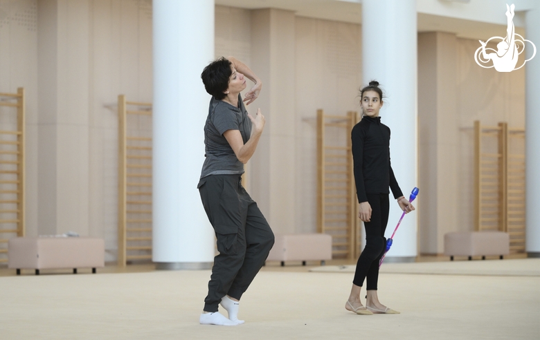 Заслуженный тренер России Ирина Зеновка во время занятия с групповичками над программой с пятью парами булав