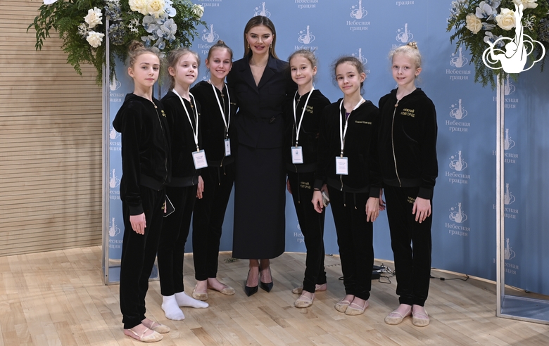 Олимпийская чемпионка Алина Кабаева и участницы турнира для партнеров Международной Ассоциации клубов «Небесная грация»