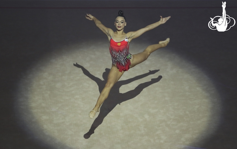 Лала Крамаренко (Россия) исполняет прыжок в шпагат