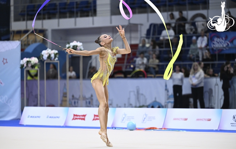 Яна Заикина во время упражнения с лентой