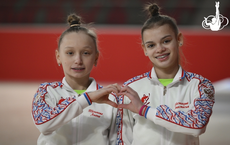 Гимнастки Анастасия Шестакова и Лиана Тельпова из Белгорода после тренировки