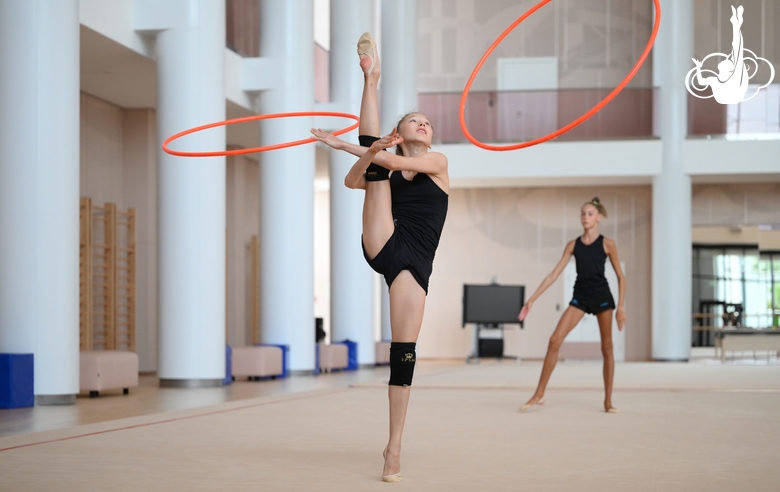 Гимнастки во время тренировки