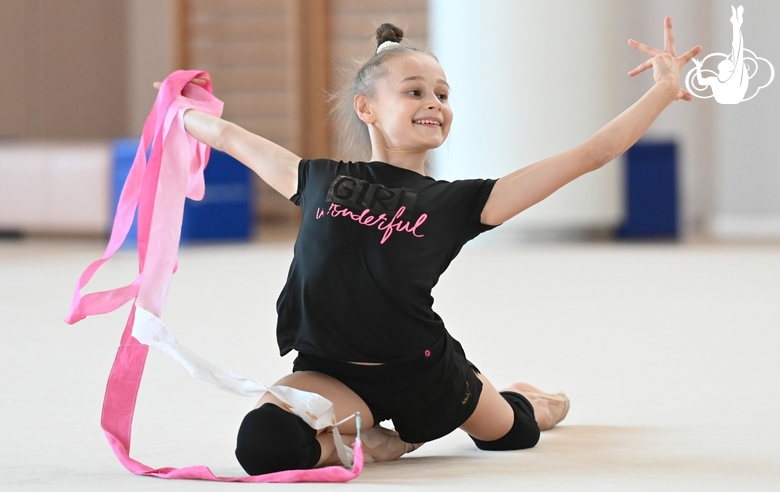 Яна Заикина во время упражнения с лентой