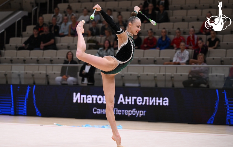 Ангелина Ипатова во время упражнения с булавами