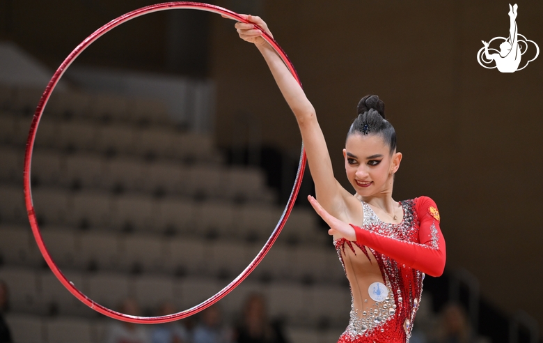 Анна Вакуленко во время упражнения с обручем