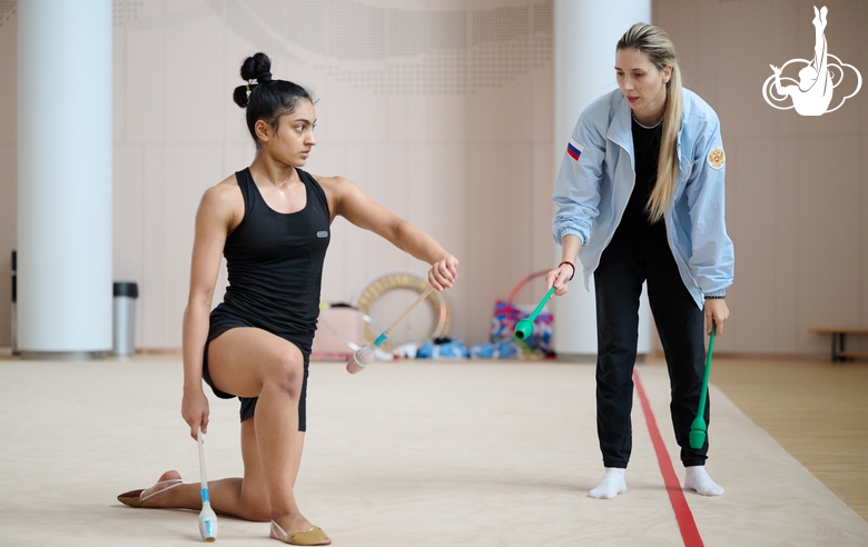 Гимнастка Кимая Карле и тренер Ольга Фролова во время тренировки