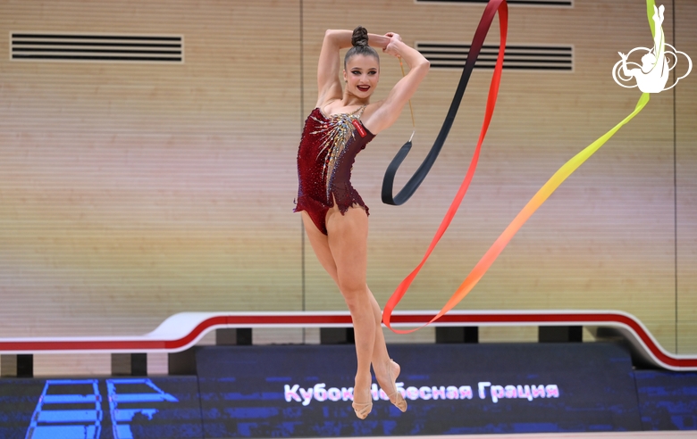 Милена Щенятская во время упражнения с лентой