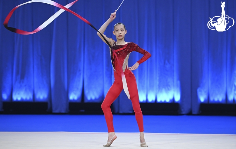 Цзыхань Чжао во время упражнения с лентой