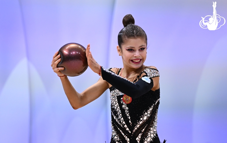 Каролина Тарасова во время выполнения упражнения с мячом на всероссийском турнире «Кубок "Небесная грация"»
