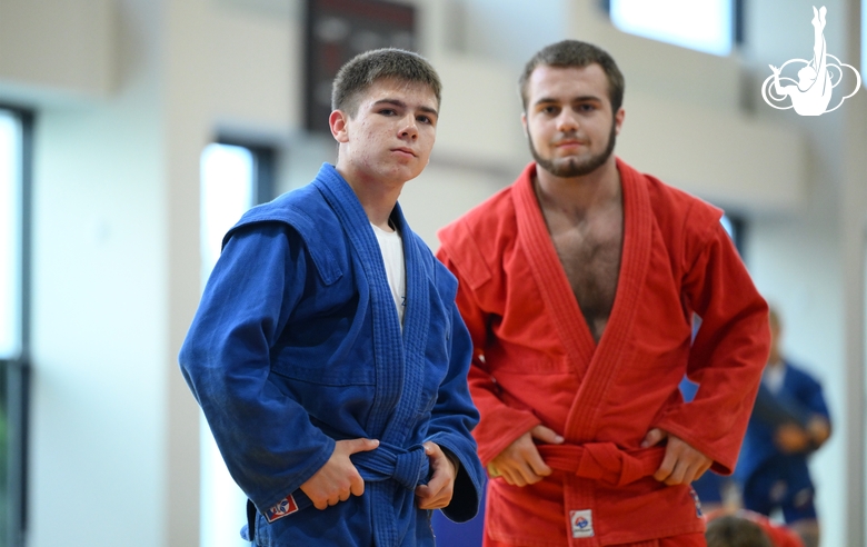 Участники сборов во время тренировки в Академии единоборств