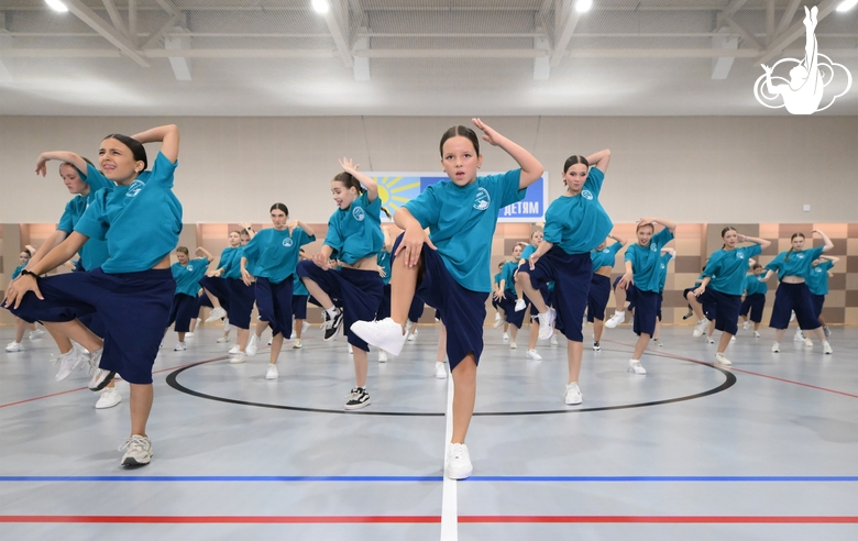 Участники интенсива студии танца Аллы Духовой TODES во время флешмоба