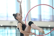 Мария Борисова во время упражнения с обручем на тренировке в Академии