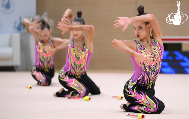 Групповички во время упражнения с булавами