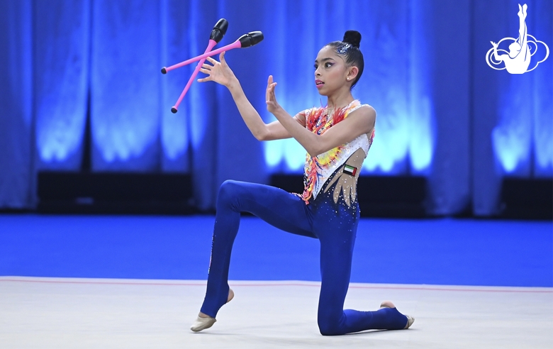 Ламия Тарик Малаллах во время упражнения с булавами