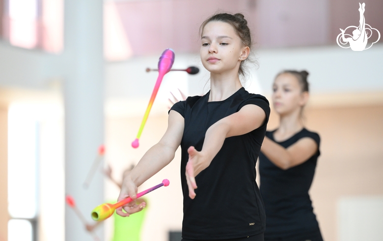 Гимнастки во время занятия на учебно-тренировочных сборах в Академии
