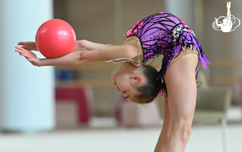 Ксения Савинова во время упражнения с мячом