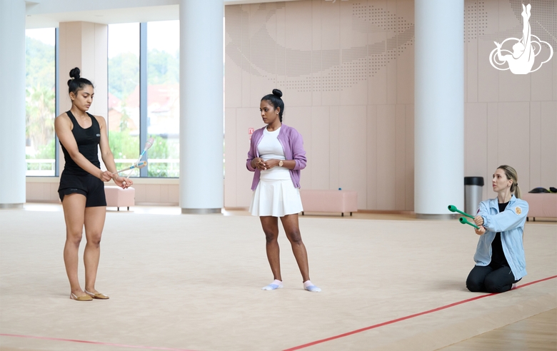 Тренеры Пуджа Сурве и Ольга Фролова с гимнасткой Кимаей Карле