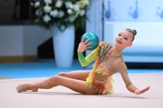 Гимнастка во время выполнения упражнения с мячом на всероссийском турнире «Кубок "Небесная грация"»