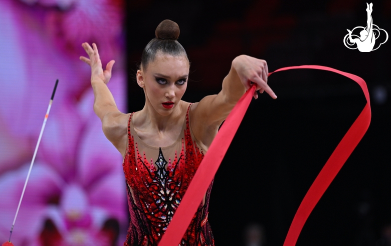 Виктория Беспалова во время упражнения с лентой