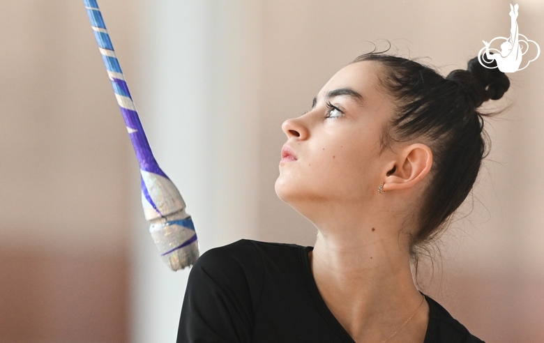 Анна Вакуленко во время упражнения с булавами