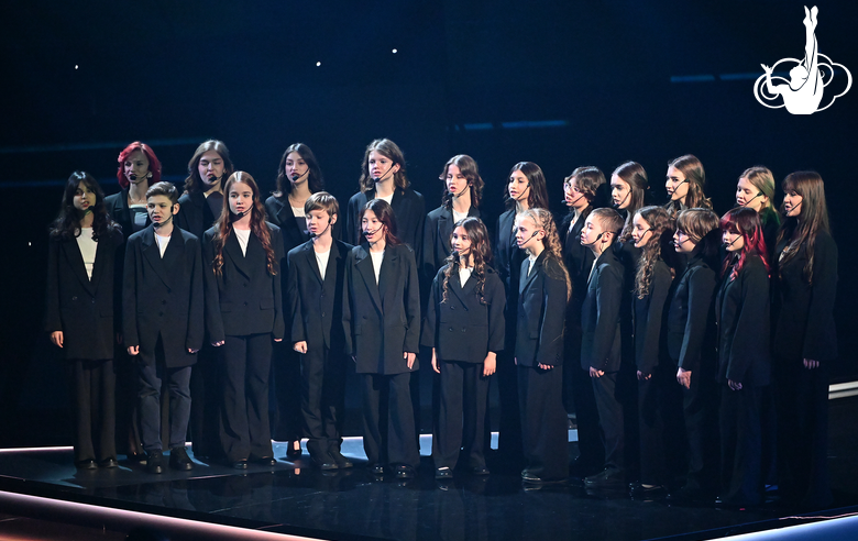 Хор «Новые голоса» в номере «Молодая гвардия»