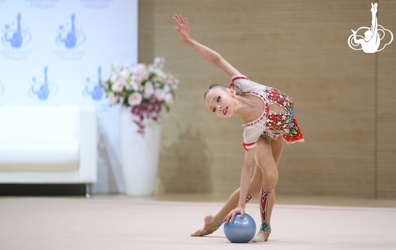 Вероника Малинина во время упражнения с мячом