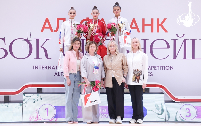 Олимпийская чемпионка Алина Кабаева во время церемонии награждения на этапе «Кубка сильнейших» в Академии