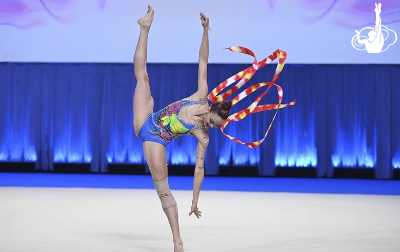 Гретель Мендоза во время упражнения с лентой