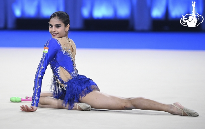 Санюкта Кале во время упражнения с булавами