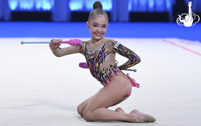 Ксения Савинова во время упражнения с булавами