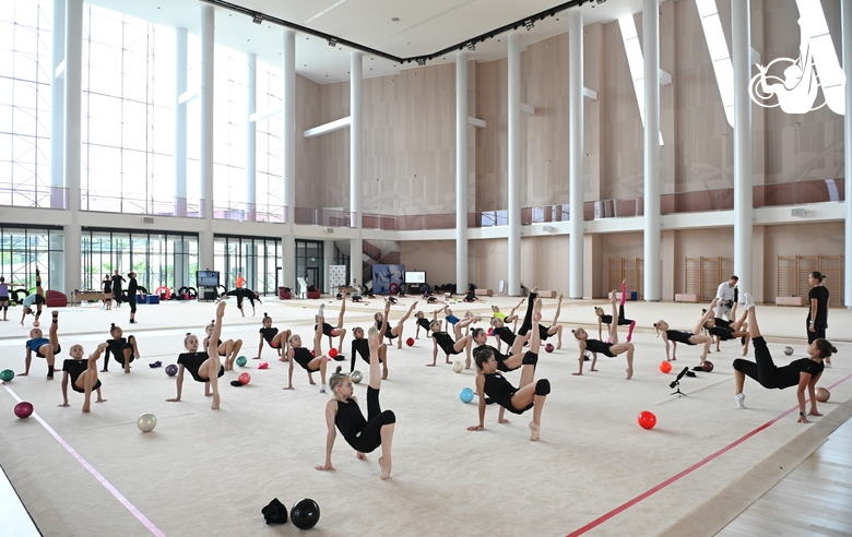 Воспитанницы Академии во время мастер-класса сестер Авериных