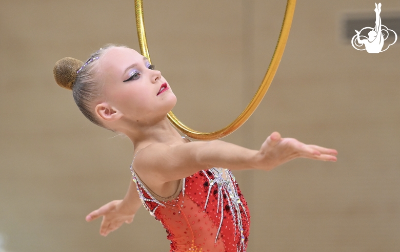 Полина Васильева во время упражнения с обручем