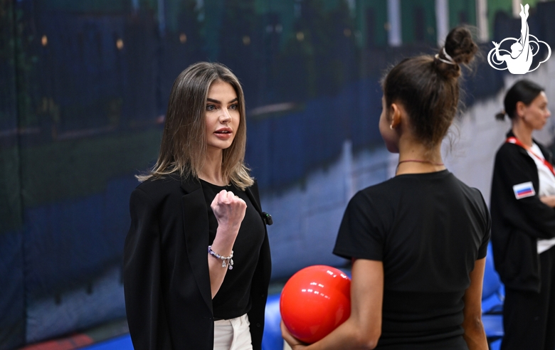 Олимпийская чемпионка Алина Кабаева и Каролина Тарасова перед Играми стран БРИКС