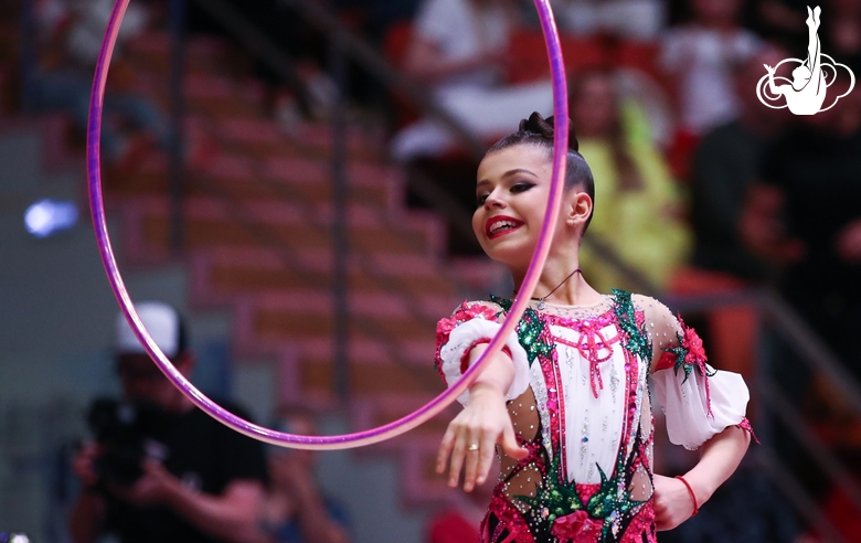 Каролина Тарасова (Россия) во время упражнения с обручем