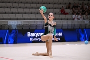 Анна Вакуленко во время выполнения упражнения с мячом на всероссийском турнире «Кубок "Небесная грация"»