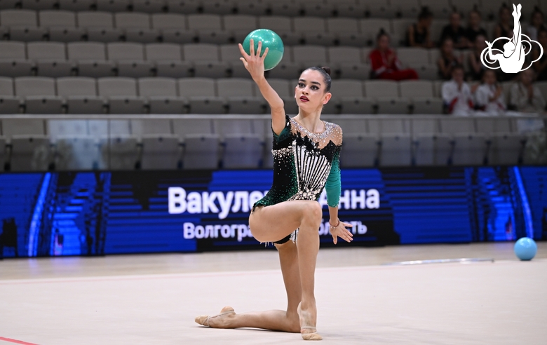 Анна Вакуленко во время выполнения упражнения с мячом на всероссийском турнире «Кубок "Небесная грация"»