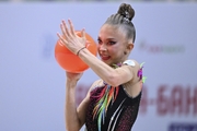 Каролина Пахтусова во время упражнения с мячом