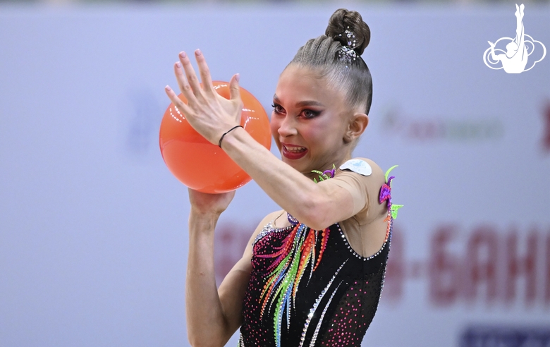 Каролина Пахтусова во время упражнения с мячом