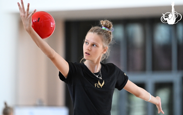 Гимнастка из «Амурского тигра» во время упражнения с мячом