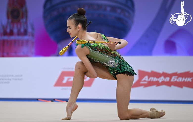 Дарья Веренич во время упражнения с булавами