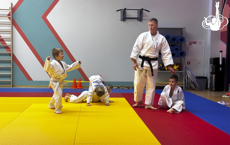 Юные дзюдоисты во время тренировки на Валдае