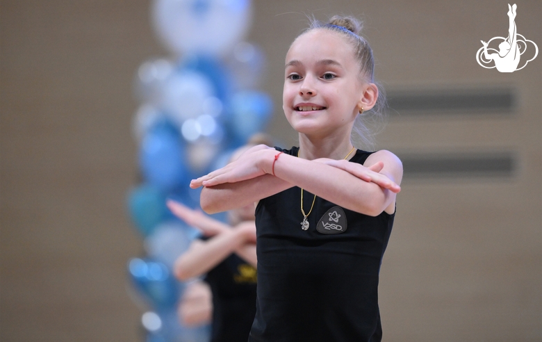 Участница сборов во время выступления на отчетном концерте