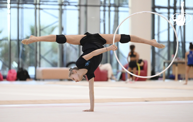 Яна Заикина во время упражнения с обручем