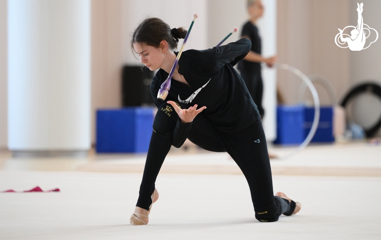 Гимнастка во время занятия на учебно-тренировочных сборах в Академии