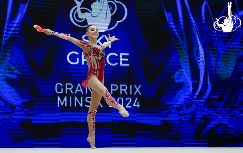 Мария Борисова во время упражнения с булавами